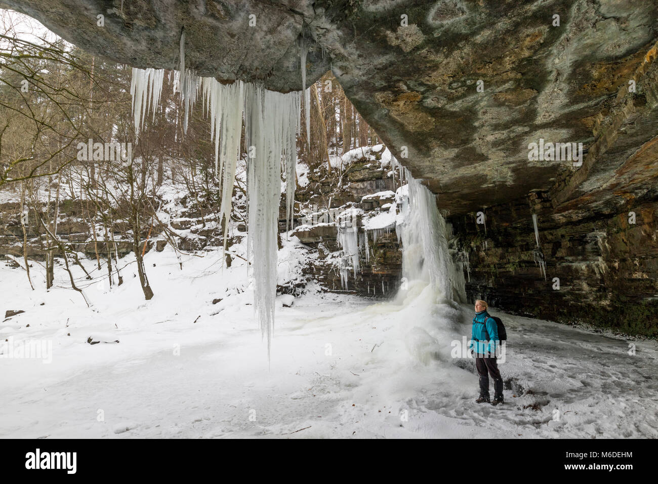 Summerhill Kraft, Teesdale, County Durham, UK. Samstag, 3. März 2018. UK Wetter. Riesigen Eiszapfen Zwerg einen Wanderer in Gibson's Höhle als Summerhill Kraft Wasserfall in Teesdale, County Durham friert. David Forster/Alamy leben Nachrichten Stockfoto