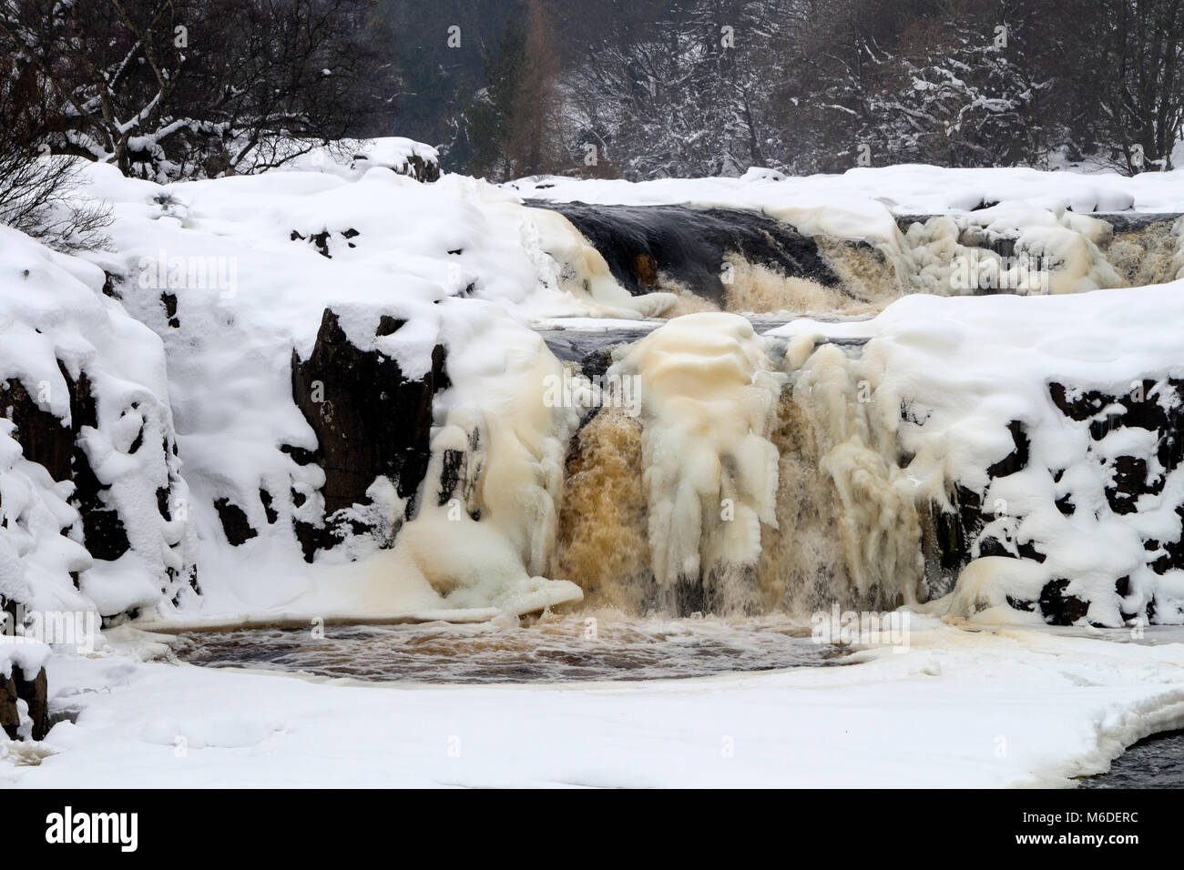 Geringe Kraft, Teesdale, County Durham, UK. Samstag, 3. März 2018. UK Wetter. Niedrige Betätigungskraft, Wasserfall und den Fluss-T-Stücke teilweise friert wie die kalten Wetter in Teesdale, County Durham fort. David Forster/Alamy leben Nachrichten Stockfoto