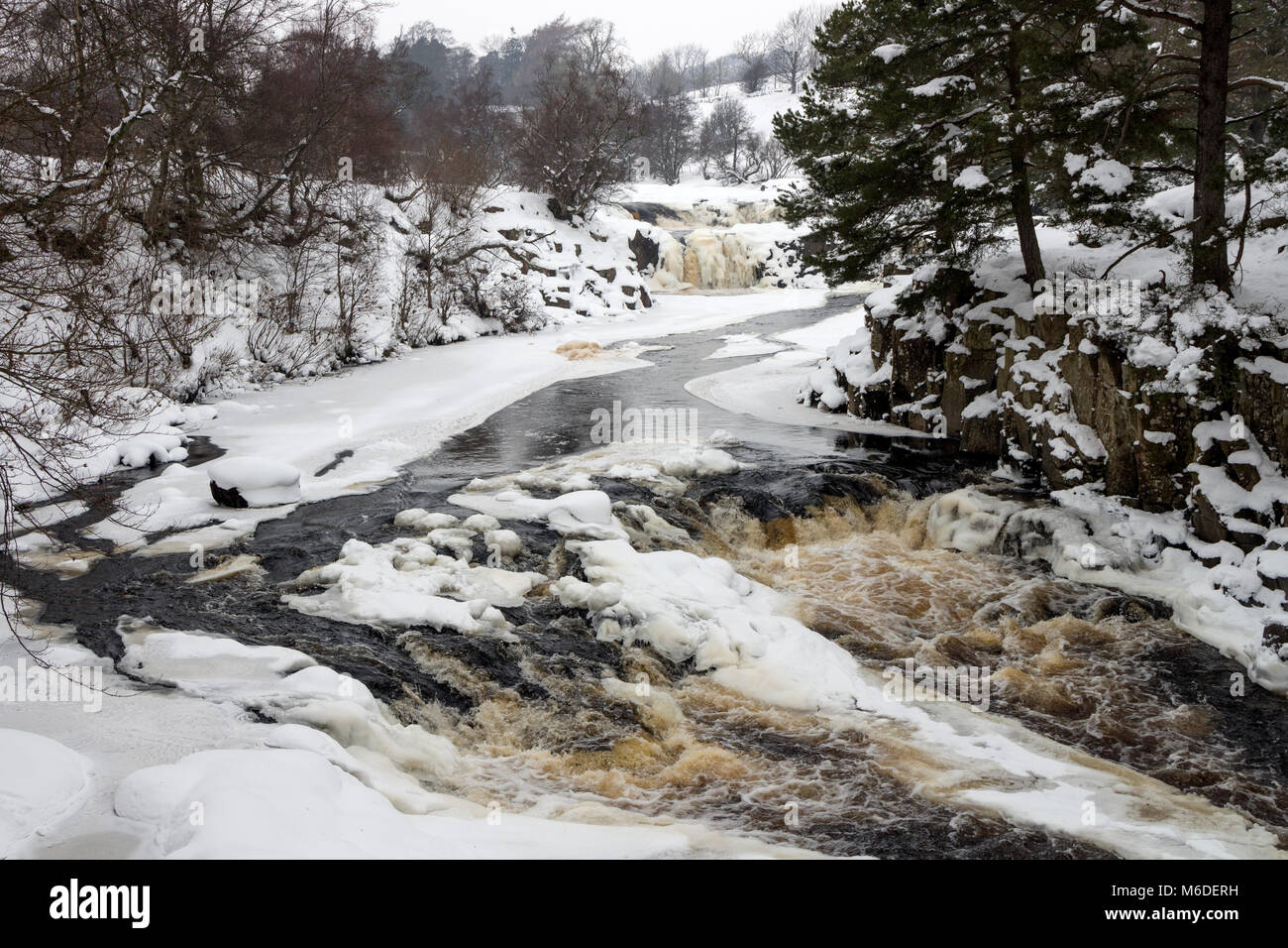 Geringe Kraft, Teesdale, County Durham, UK. Samstag, 3. März 2018. UK Wetter. Niedrige Betätigungskraft, Wasserfall und den Fluss-T-Stücke teilweise friert wie die kalten Wetter in Teesdale, County Durham fort. David Forster/Alamy leben Nachrichten Stockfoto