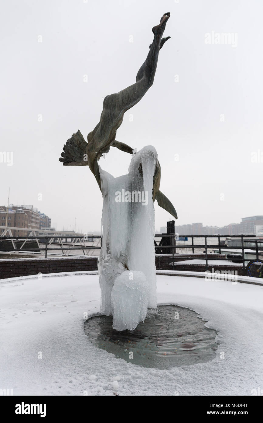 London, Großbritannien. 2. März 2018. Eis und Schnee auf einem zugefrorenen Brunnen in der Nähe der Tower Bridge in London, Frost, daß das "Tier aus dem Osten' kombiniert mit Sturm Emma haben Schnee und Frost nach Großbritannien gebracht. Stockfoto