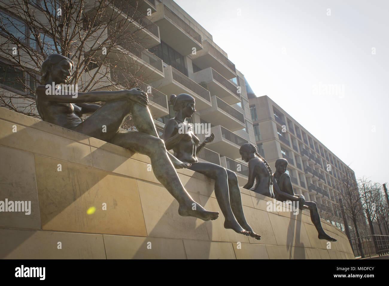 Drei Mädchen und ein Junge, iconic Skulptur in Berlin über die Spree, ursprünglicher Name Drei Maedchen und Knabe Stockfoto