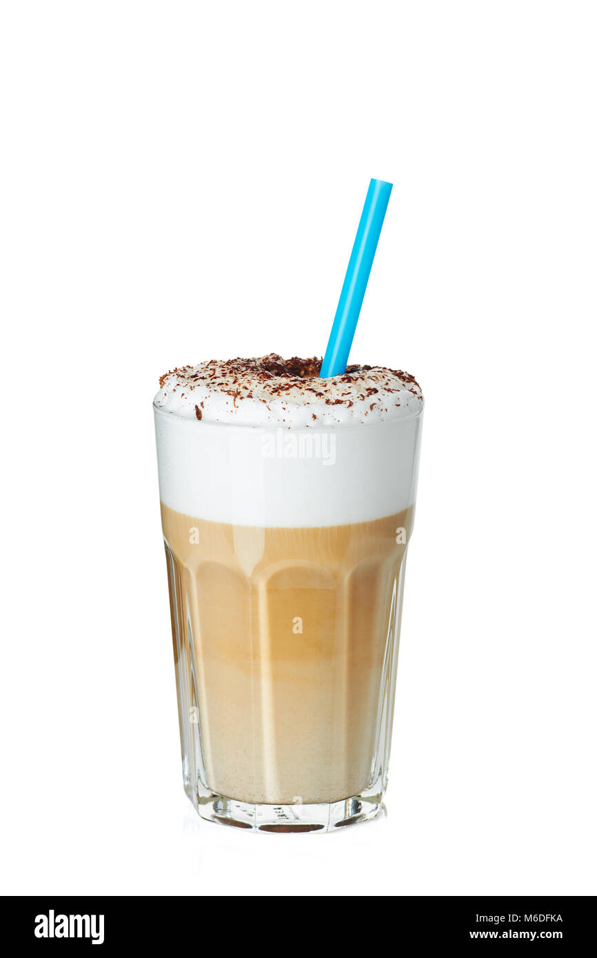Glas Kaffee Latte mit Trinkhalm auf Weiß Stockfoto