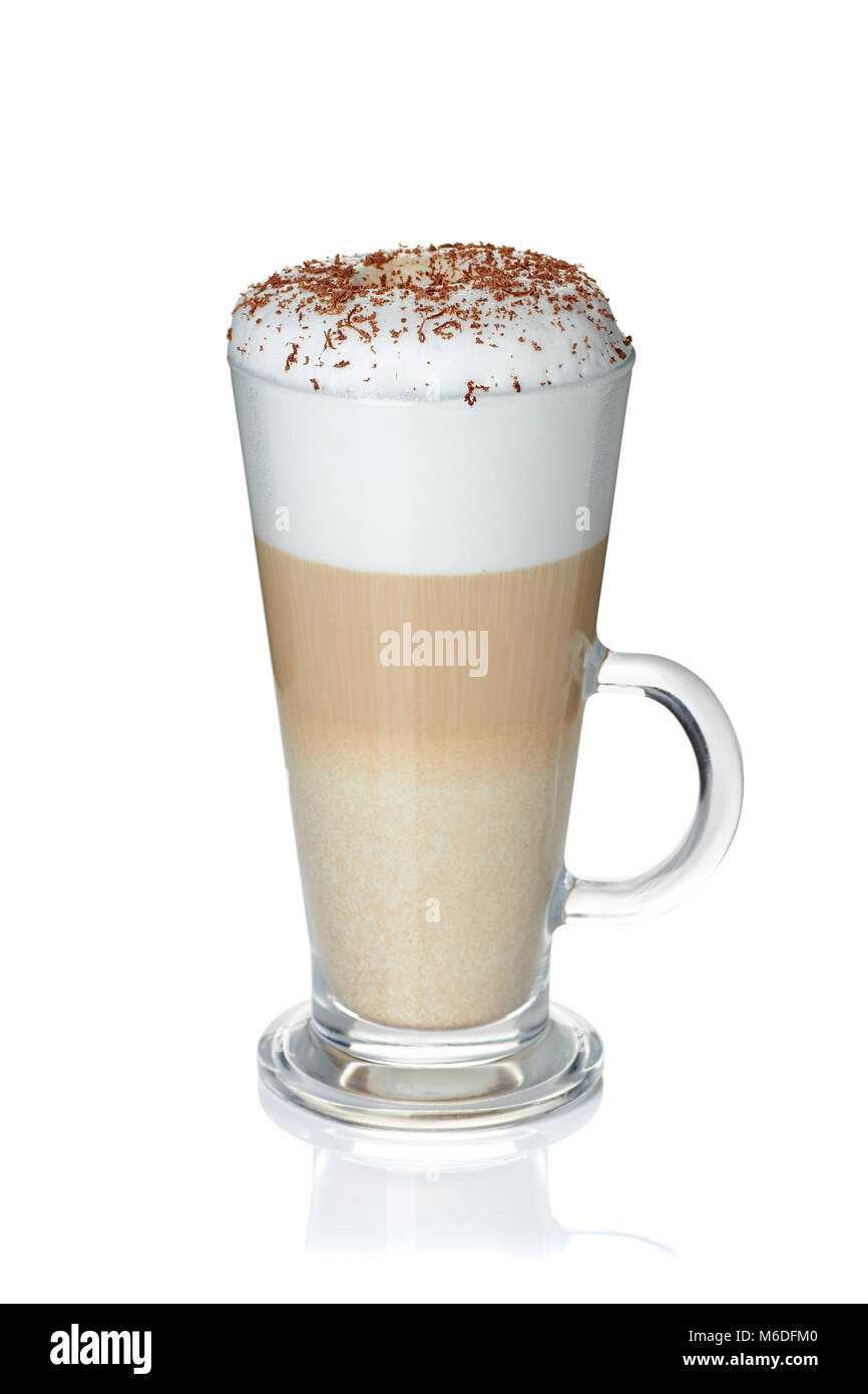 Glas Tasse Kaffee Latte auf Weiß Stockfoto