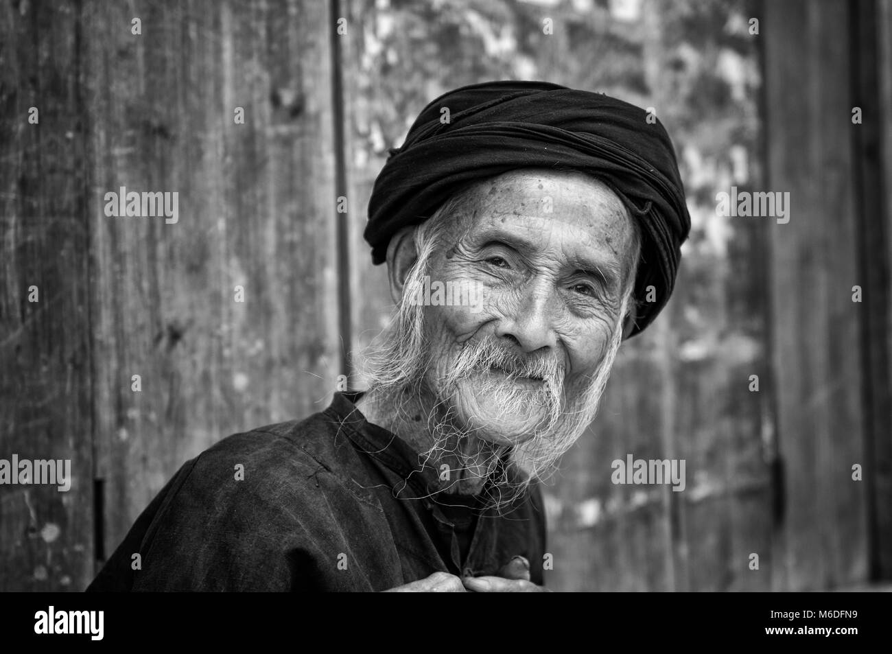 Dazhai, China - August 4, 2012: Portrait eines alten chinesischen Mann im Dorf Dazhai in China, Asien Stockfoto