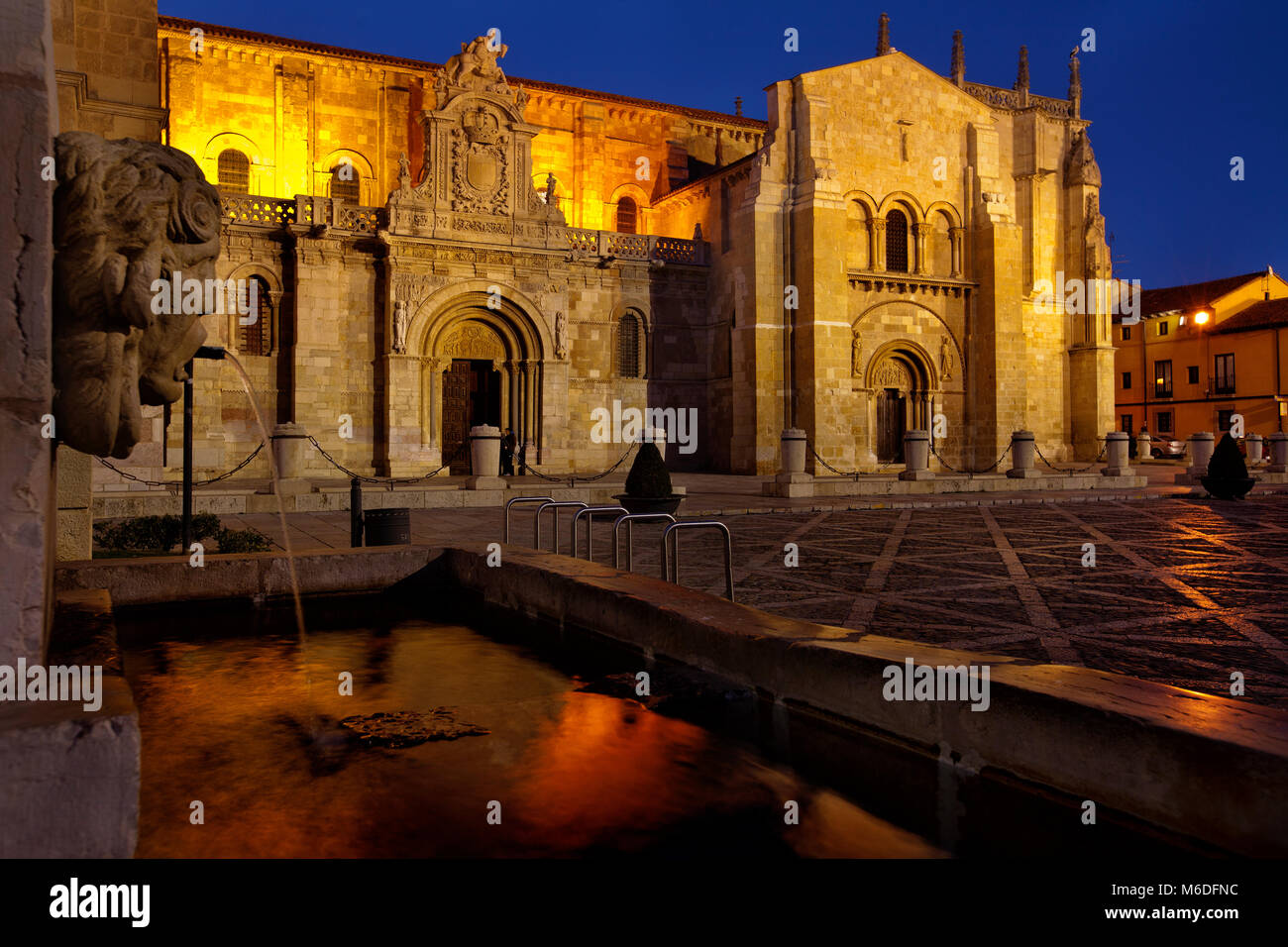 Quadrat der Colegiate Kirche St. Isidoro. Leon, Spanien Stockfoto