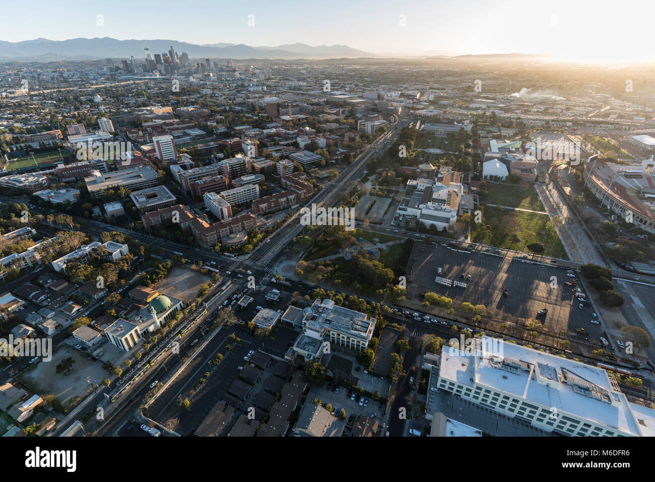 Luftaufnahme der Exposition Park, Universität von Südkalifornien Campus und Nachbarschaften südlich von Downtown Los Angeles in Südkalifornien. Stockfoto