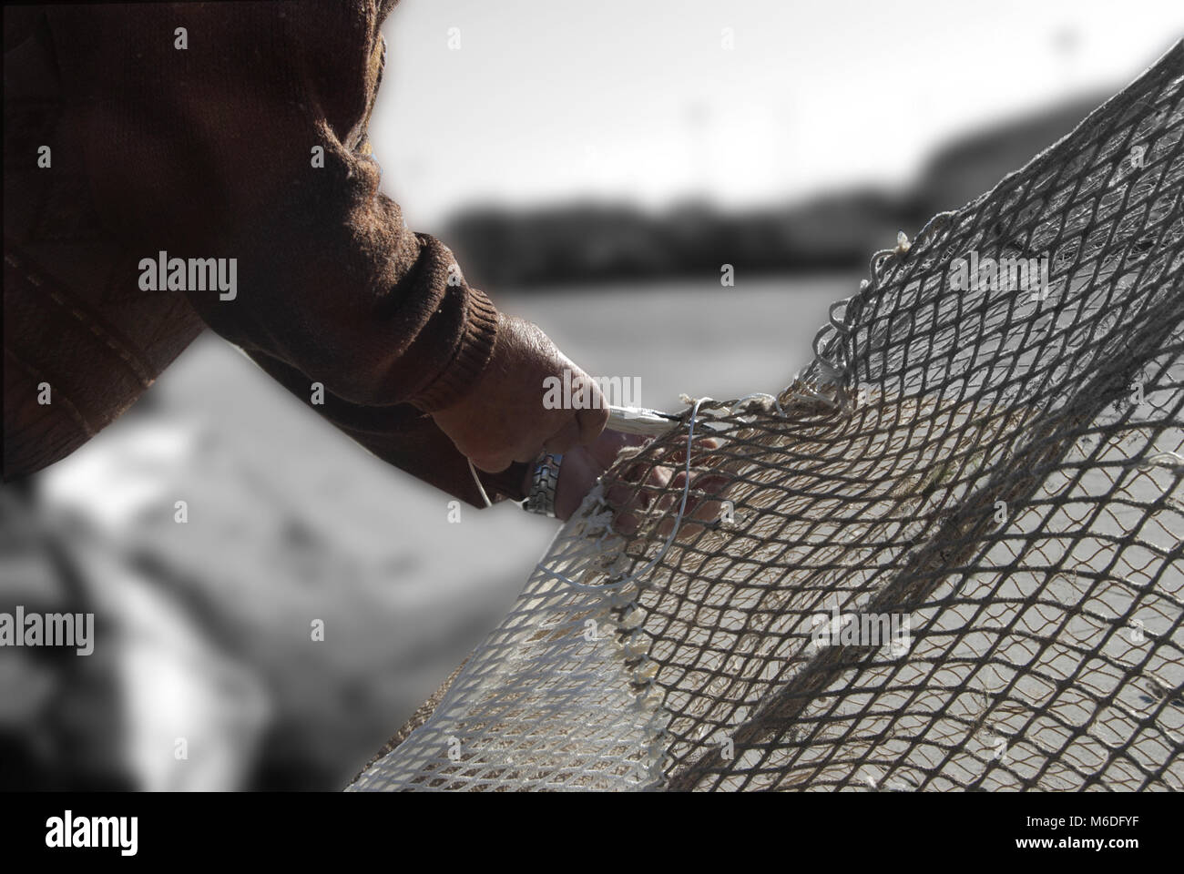 Ein Fischer Instandsetzung ein Fisch-net zur Hand Stockfoto