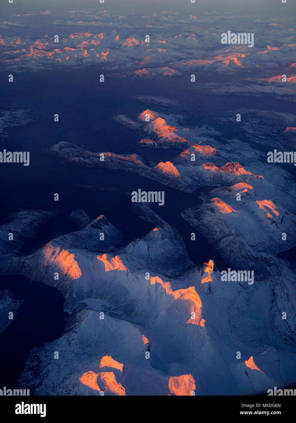 Luftaufnahme der schneebedeckten Berge von Hokkaido im Winter, Hokkaido, Japan Stockfoto