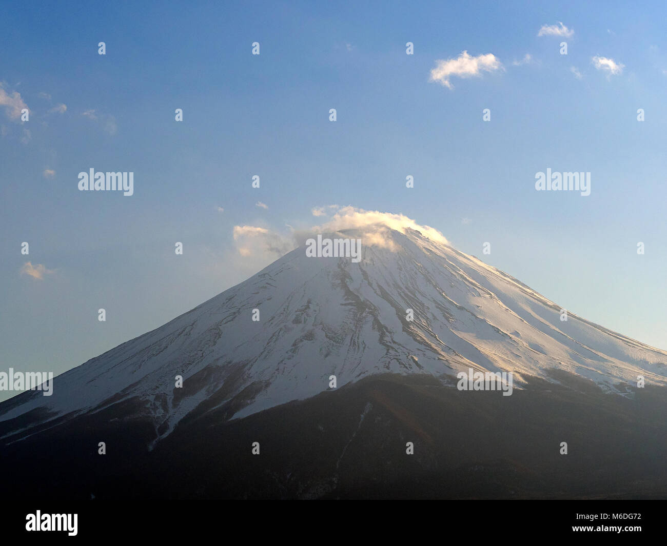 Ansicht von Herrn Fuji von Kawaguchi See an einem sonnigen Wintertag, Yamanashi, Japan Stockfoto