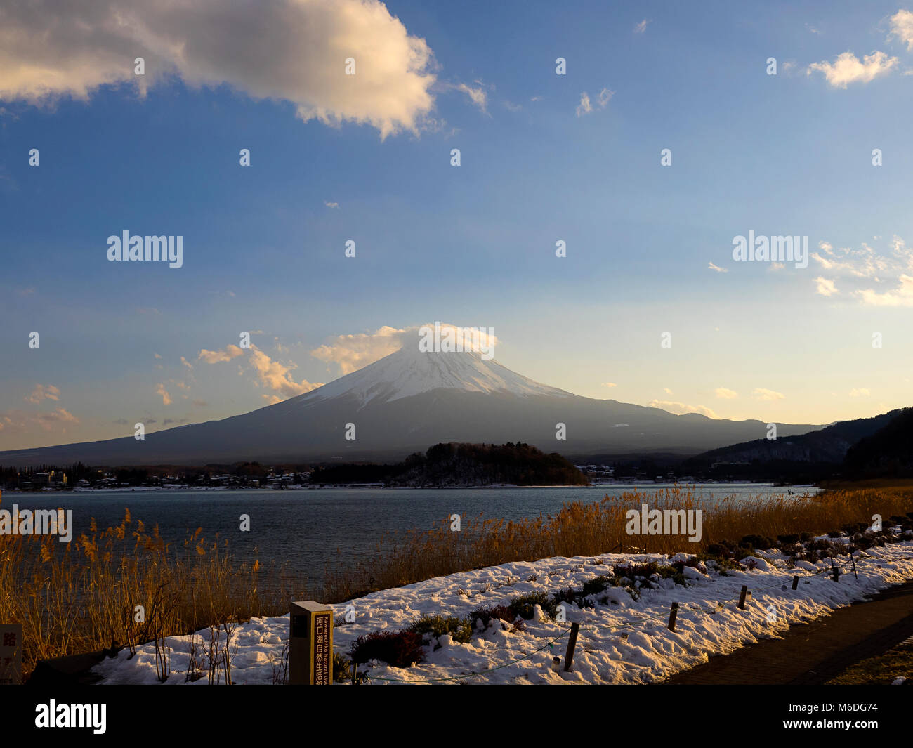 Ansicht von Herrn Fuji von Kawaguchi See an einem sonnigen Wintertag, Yamanashi, Japan Stockfoto