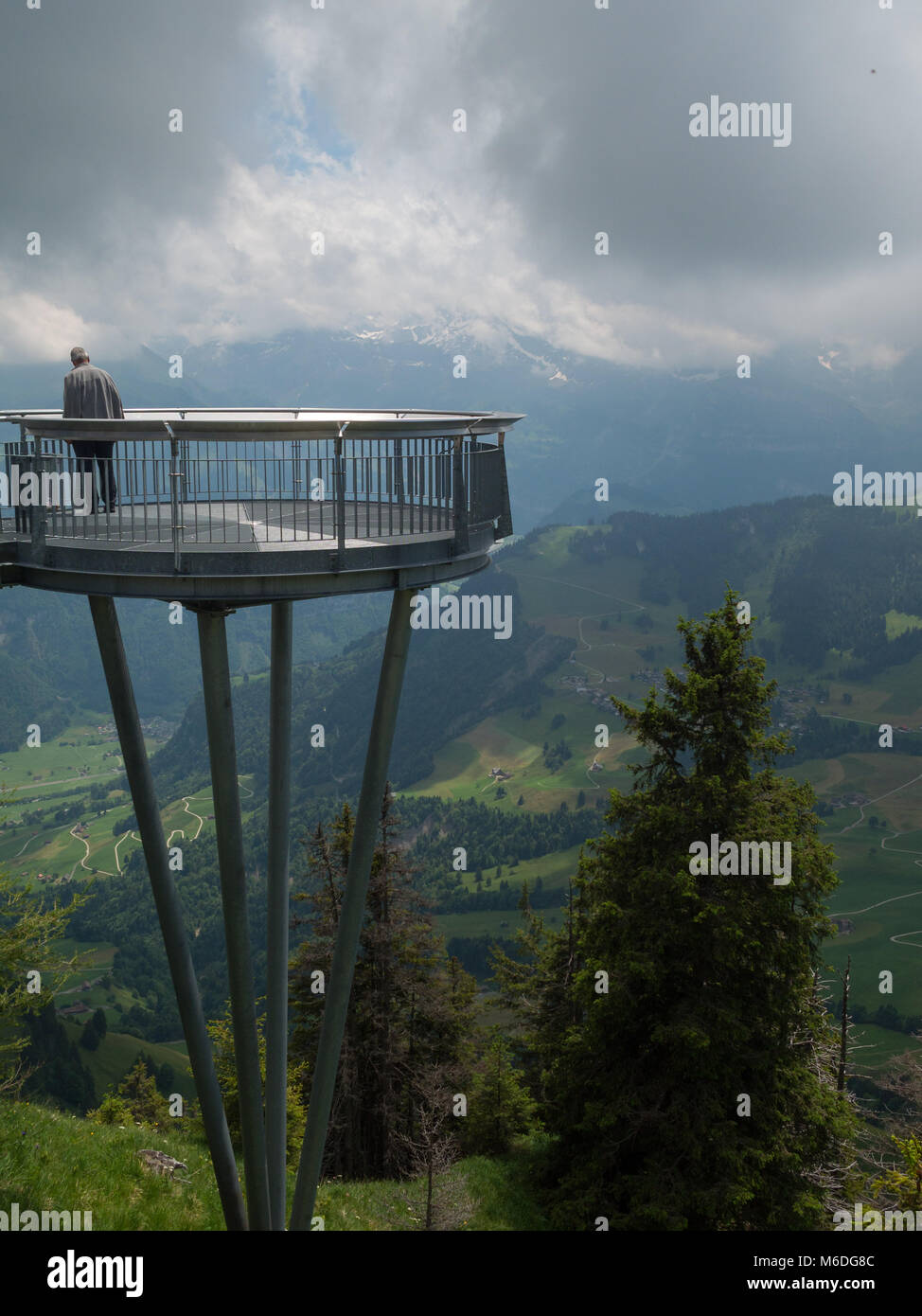 Mann mit Blick auf die Landschaft von Stanserhorn Stockfoto