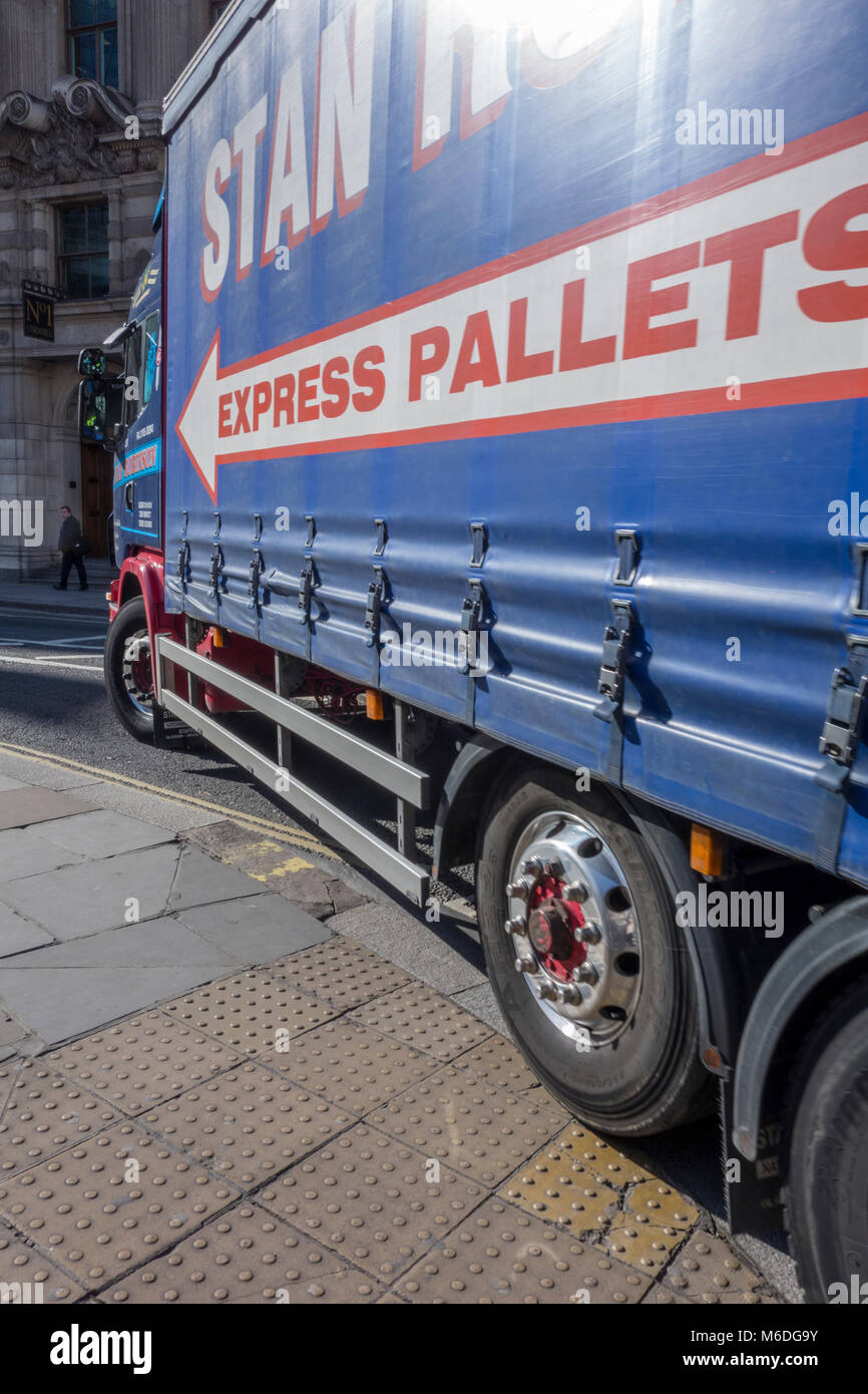 Lkw LKW LKW Nehmen einer engen Kurve und fahren über den Gehweg an der Bank in London Stockfoto