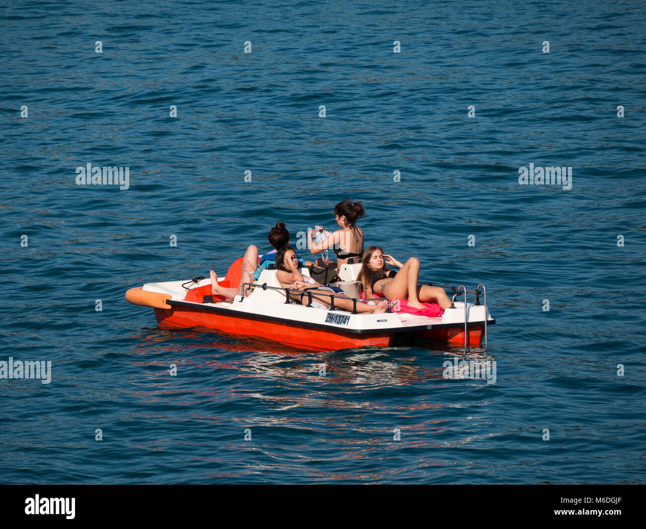 Sonnenbaden in einem Paddelboot im Zürichsee Stockfoto