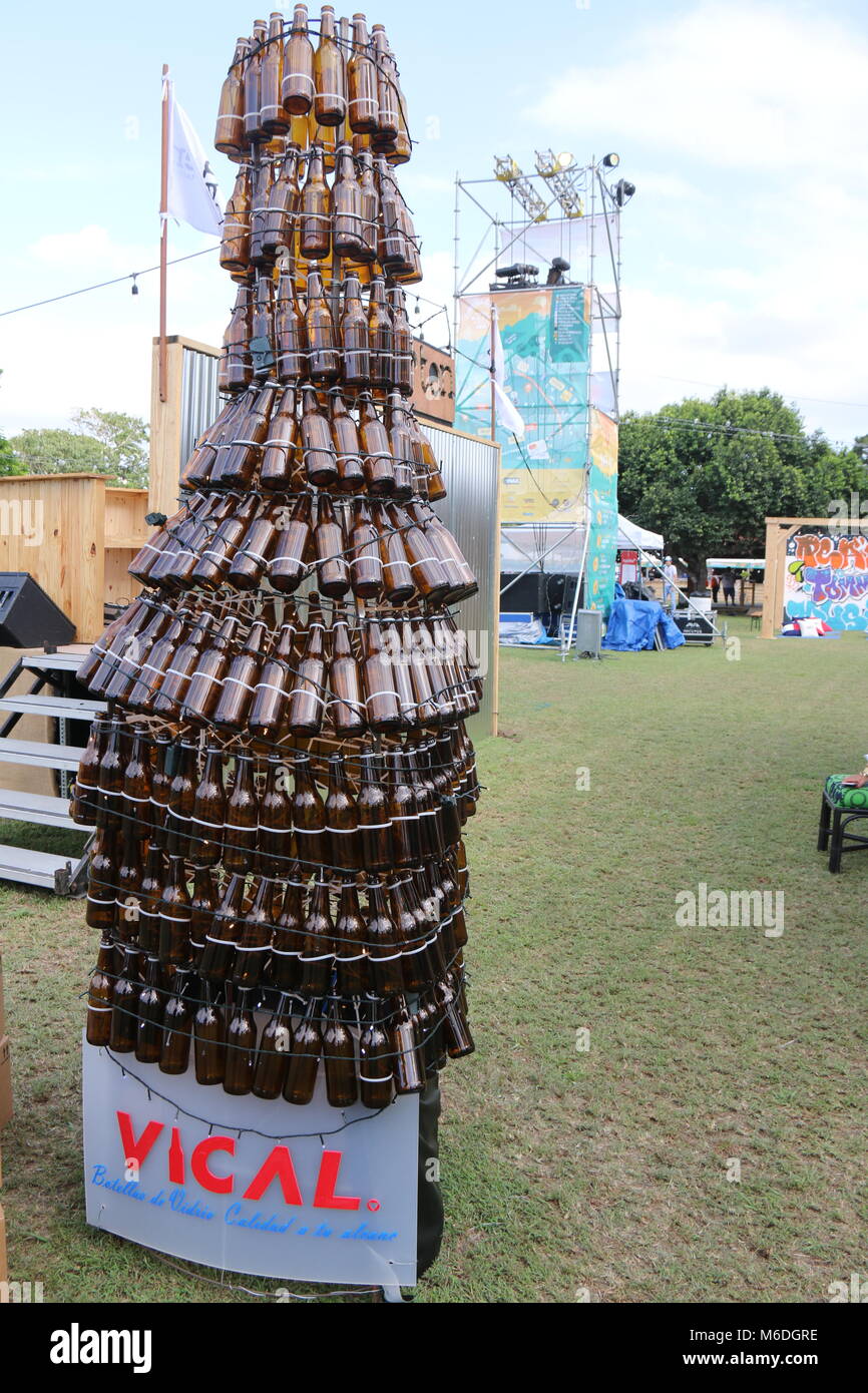 Leere Bierflaschen Stapeln in Form von riesigen Flasche Stockfoto