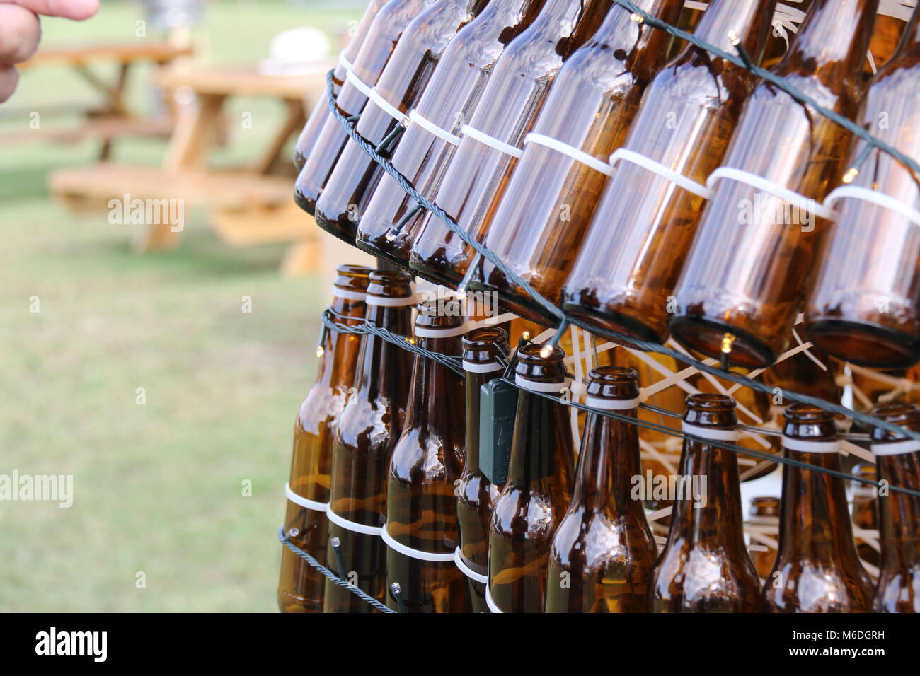 Leere Bierflaschen Stapeln in Form von riesigen Flasche Stockfoto