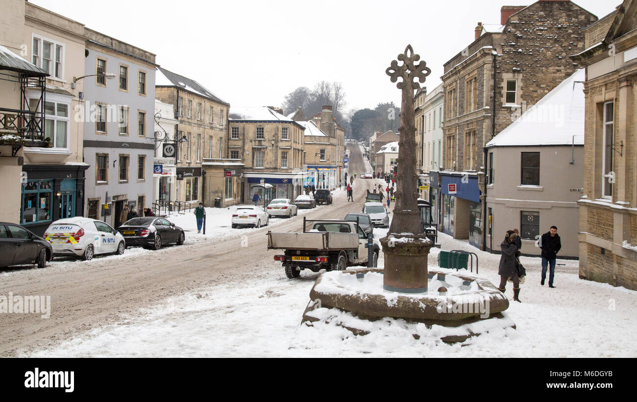 Der Verkehr zum Stillstand kommt nach dem ersten Winter Schneefall, Marktplatz, Frome, Somerset, England, Vereinigtes Königreich. Stockfoto