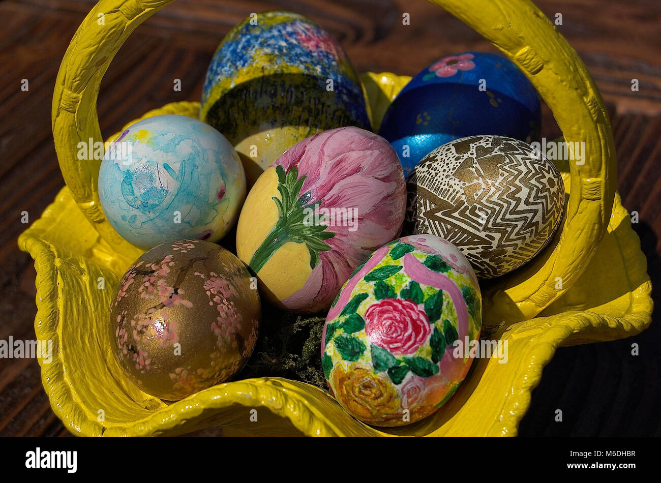 Bemalte Ostereier in einem gelben Korb Stockfoto