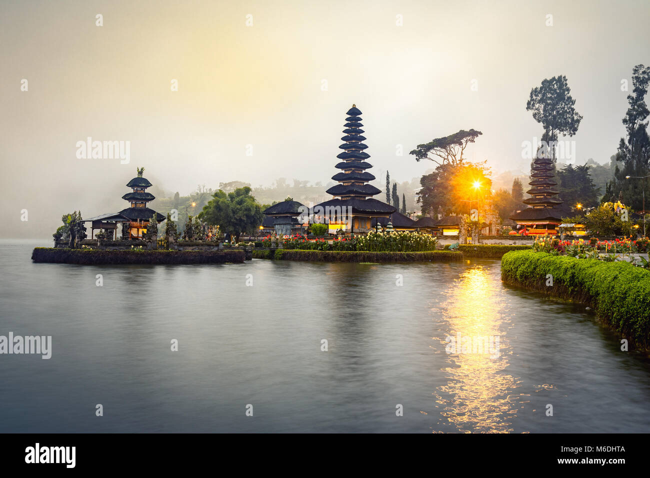 Die schwimmende Insel balinesischen Tempel im Norden von Bali an einem See mit seiner schönen Architektur Stockfoto