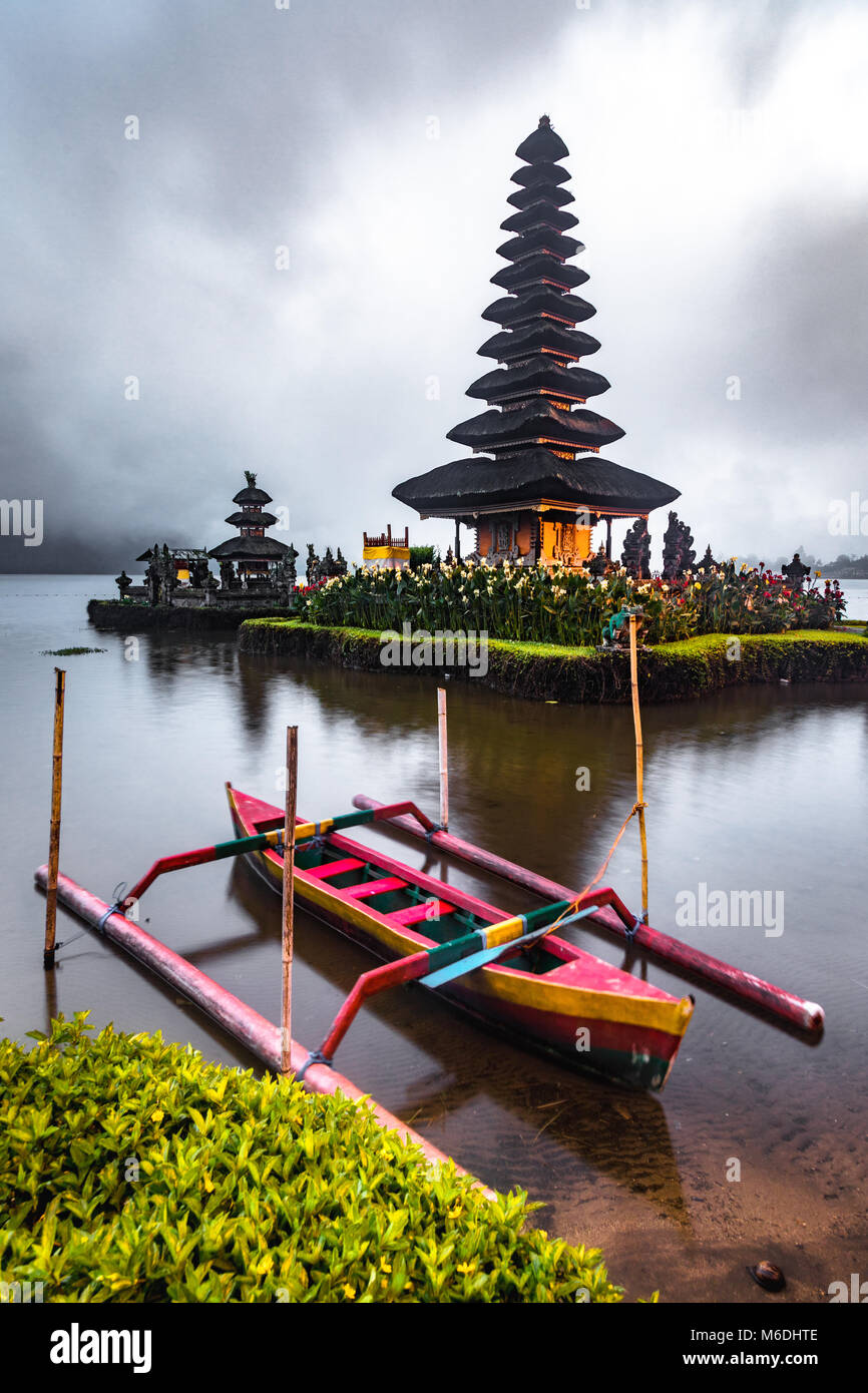 Die schwimmende Insel balinesischen Tempel im Norden von Bali an einem See mit seiner schönen Architektur Stockfoto