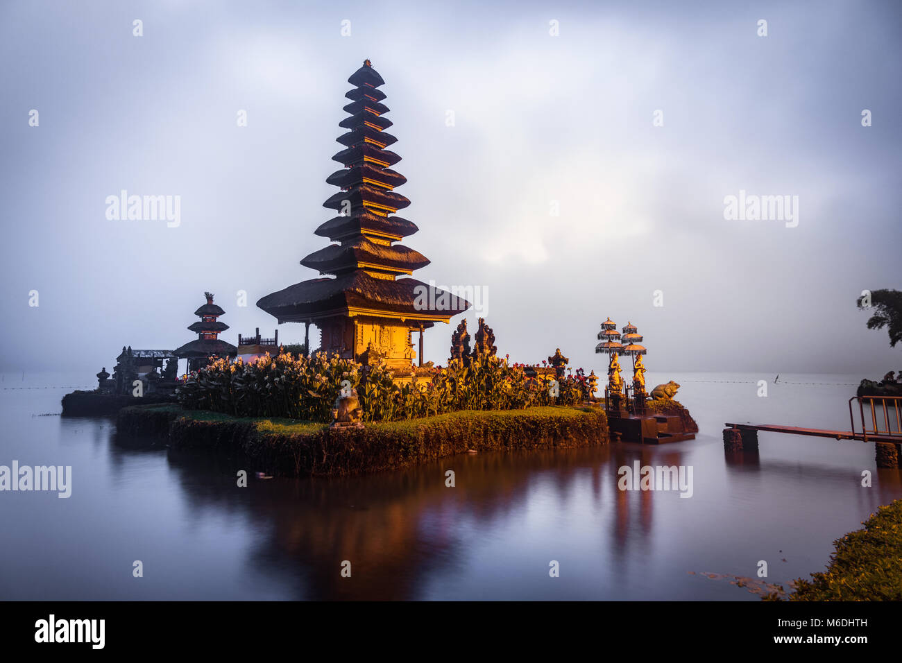 Die schwimmende Insel balinesischen Tempel im Norden von Bali an einem See mit seiner schönen Architektur Stockfoto