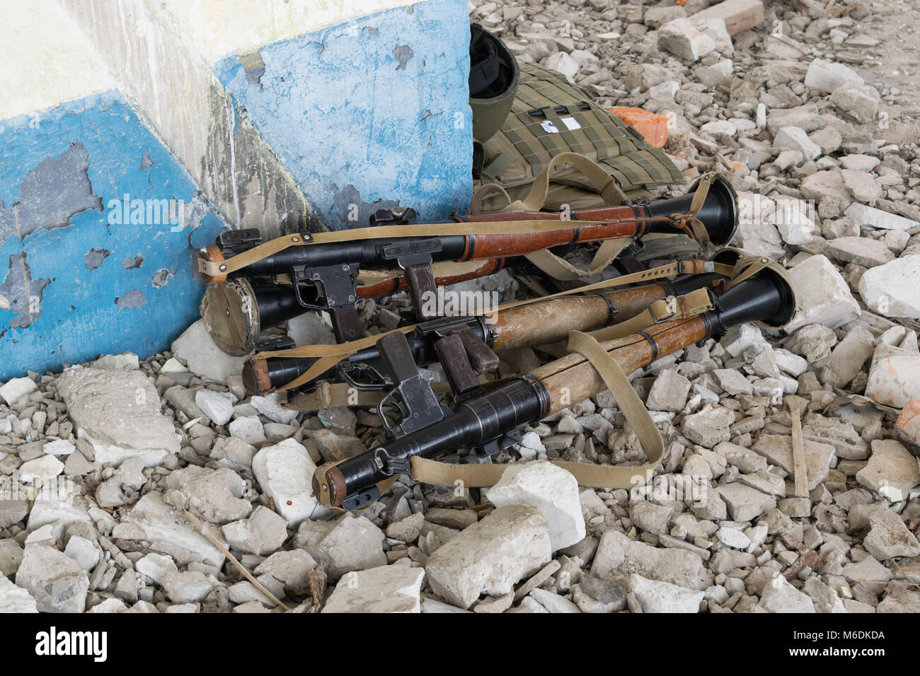 RPG-7 Granatwerfer auf den Felsen in der zerstörten Gebäude Stockfoto