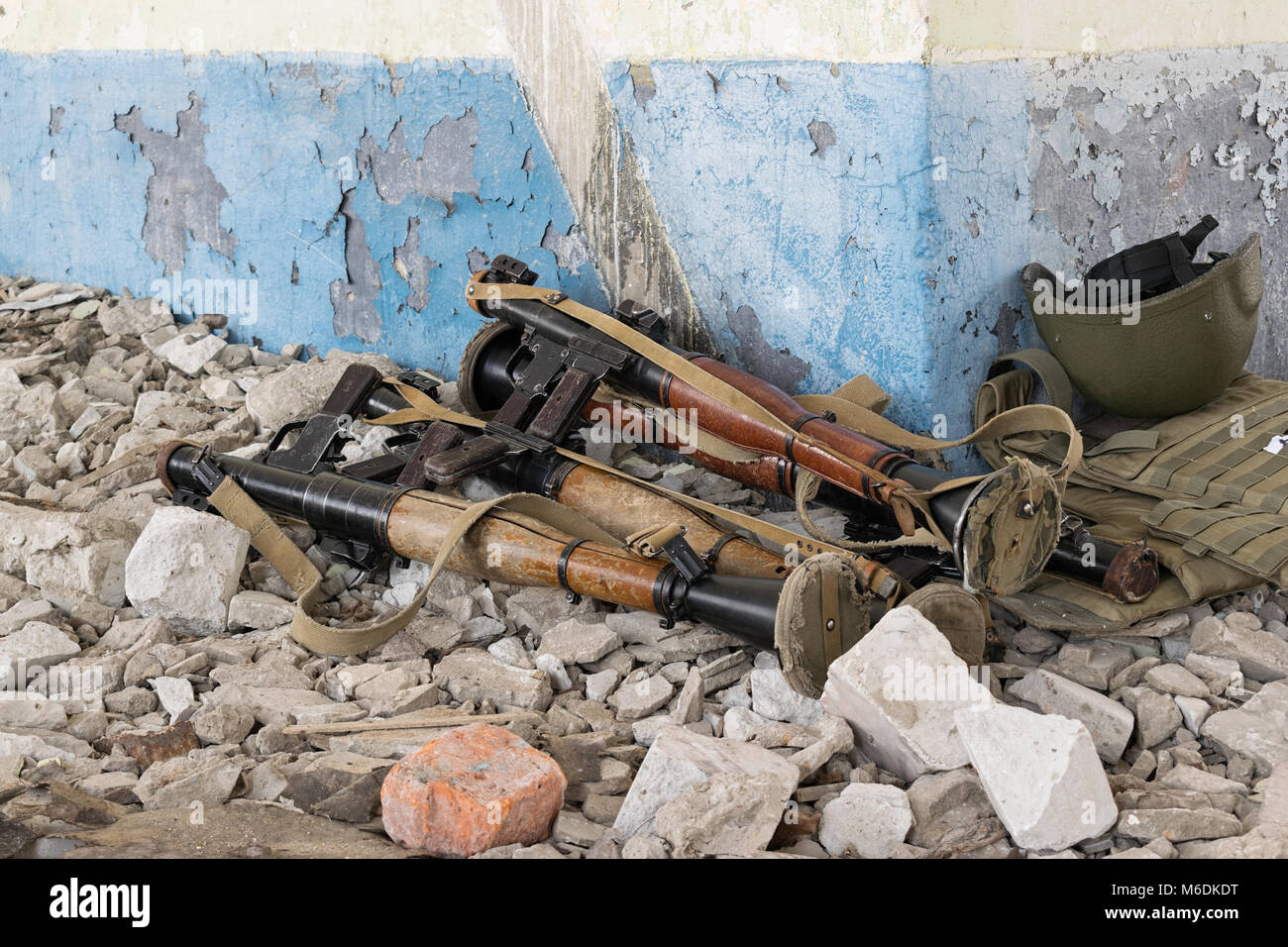 RPG-7 Granatwerfer auf den Felsen in der zerstörten Gebäude Stockfoto