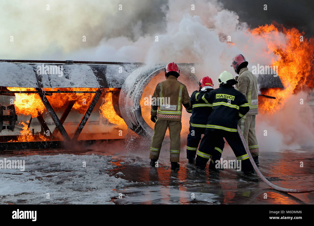 Im RAF Manston Defence Fire Training & Development Center in Ramsgate, Kent, erfahren Mitglieder der slowakischen Luftwaffe (Mitte) zum ersten Mal, wie man große Flugzeugbrände in Großbritannien auslöst. Stockfoto