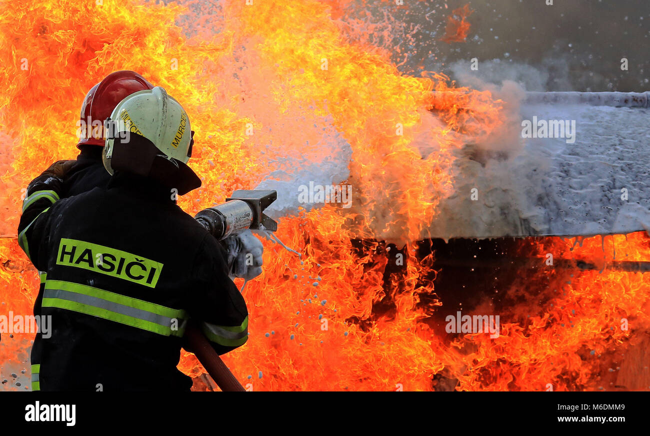 Mitglieder der Slowakischen Luftwaffe, Lernen, bis hin zu großen Flugzeugen Brände zum ersten Mal in Großbritannien bei der RAF Manston Verteidigung Fire Training &Amp; Development Center in Ramsgate, Kent. Stockfoto