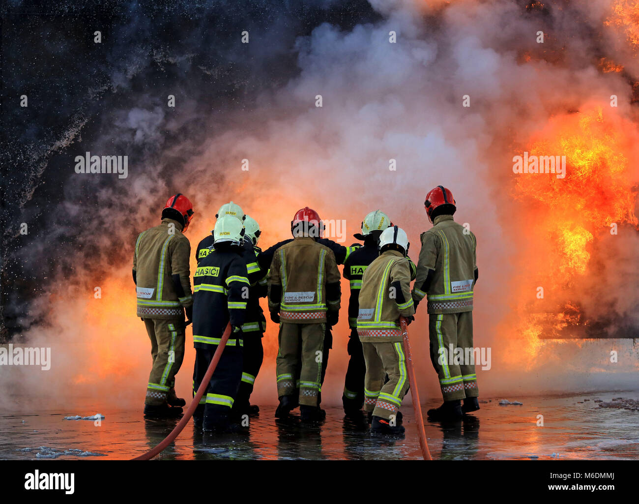 Im RAF Manston Defence Fire Training & Development Centre in Ramsgate, Kent, erfahren Mitglieder der slowakischen Luftwaffe (dunkelblau) zum ersten Mal, wie man große Flugzeugbrände in Großbritannien auslöst. Stockfoto