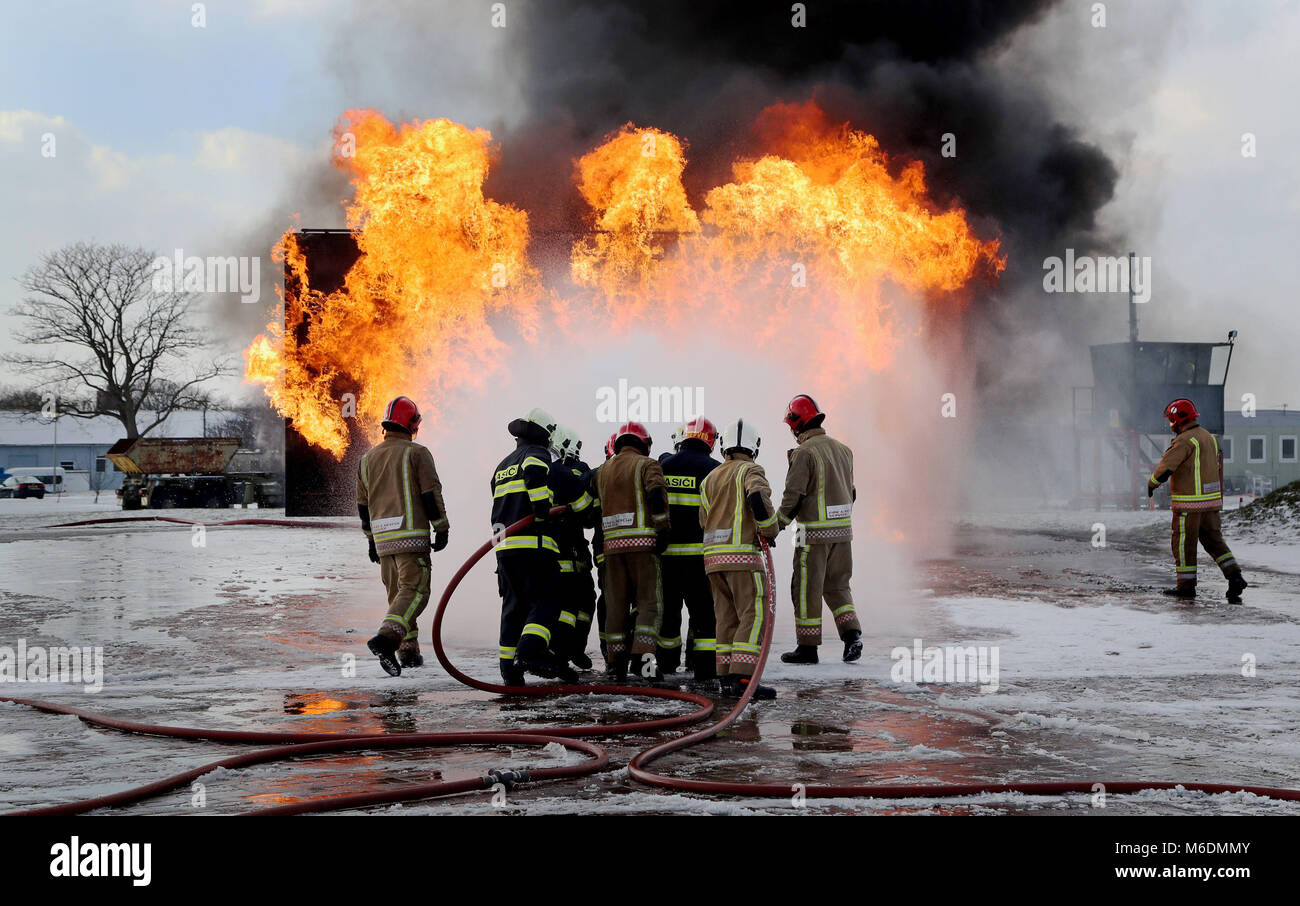 Mitglieder der Slowakischen Luftwaffe, (dunkelblau), lernen, bis hin zu großen Flugzeugen Brände zum ersten Mal in Großbritannien bei der RAF Manston Verteidigung Fire Training &Amp; Development Center in Ramsgate, Kent. Stockfoto