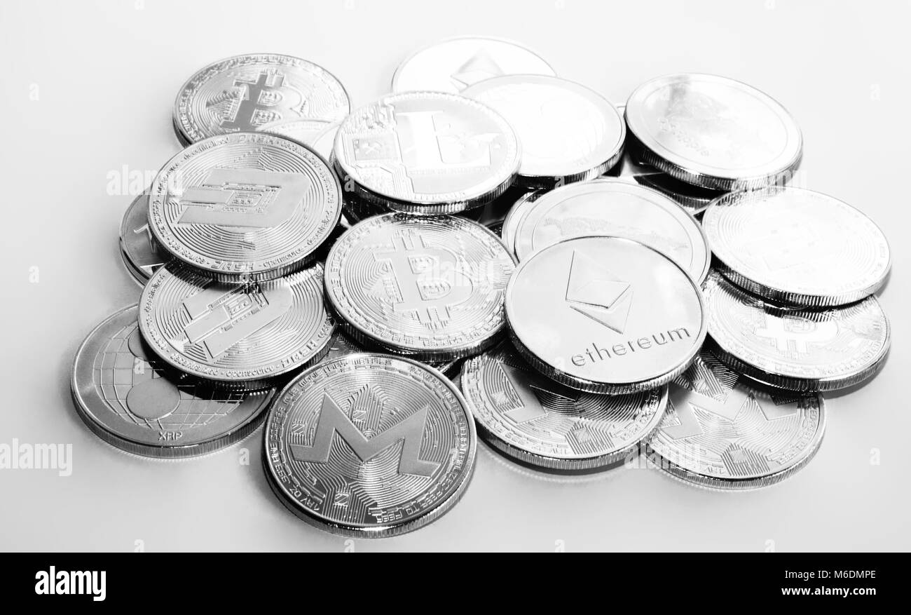 Silber Münzen eines digitalen crypto Währung - litecoin bitcoin Astraleums monero Welligkeit dash Stockfoto