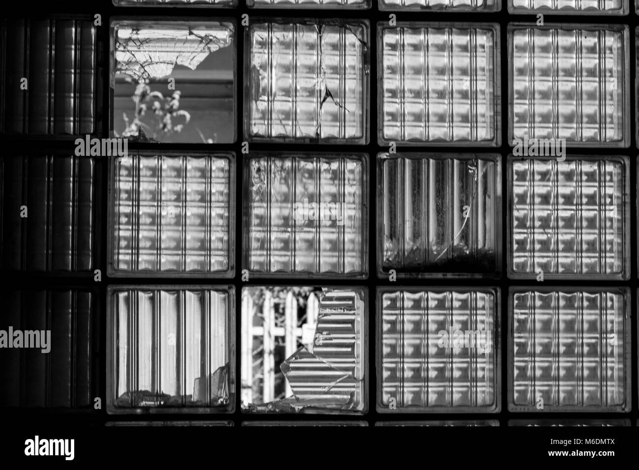 Schwarz und Weiß Detail eines Dicken, gefrostet Fenster in einer verlassenen Fabrik; Great Torrington, Devon, England. Stockfoto