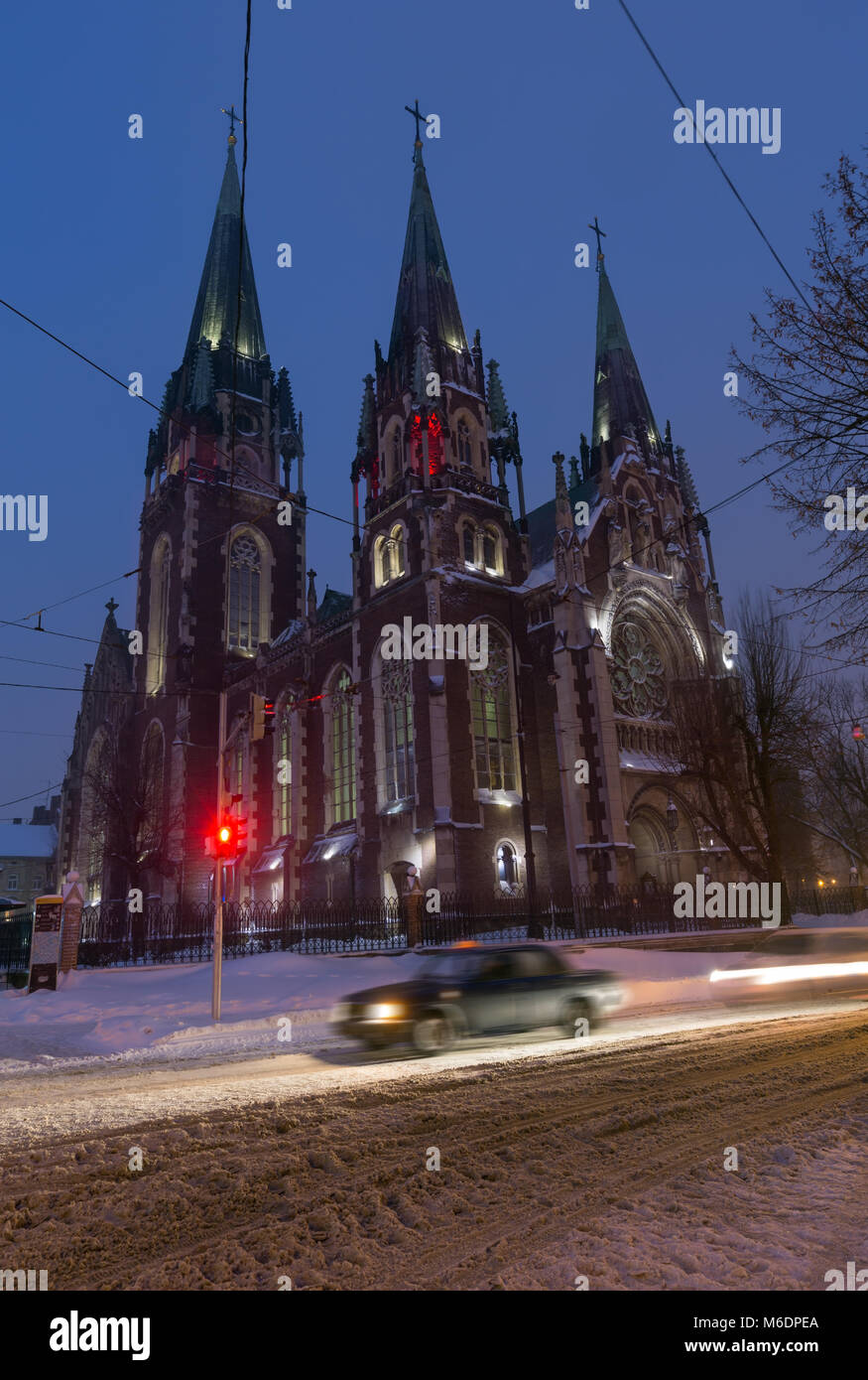 Schöne nachts beleuchtete winter Kirche St. Olha und Elizabeth in Lemberg, Ukraine. In den Jahren 1903-1911 gebaut. Stockfoto