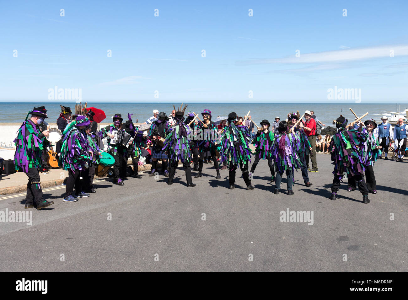 Traditioneller Tanz in Sheringham für das Töpfchen Morris und Dance Festival 2017 Stockfoto