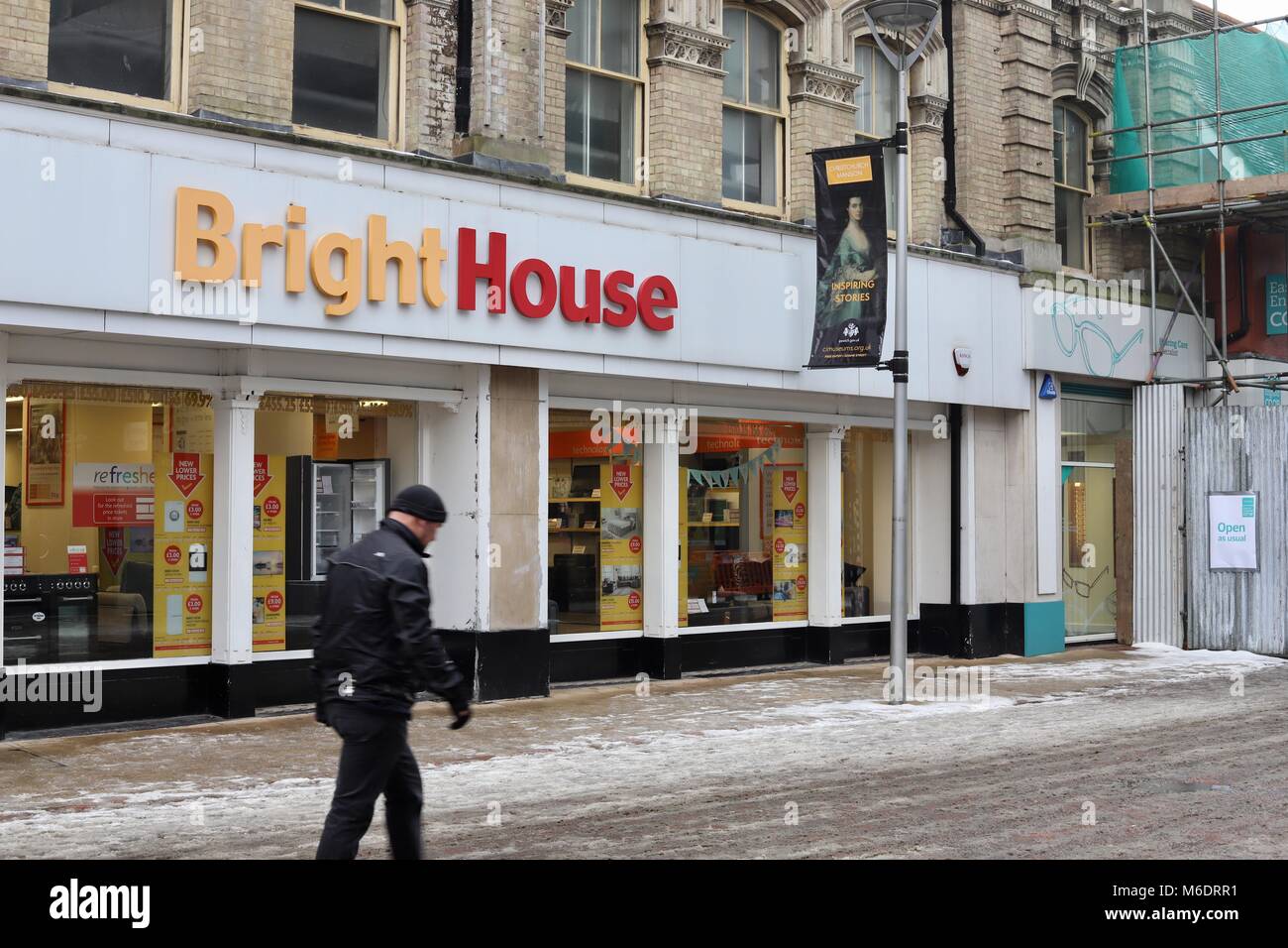 Ipswich, Suffolk - März 2018: Mann mit schwarzen Spaziergängen am Wöchentlichen Zahlungsmarkt Des Bright House vorbei im Stadtzentrum. Stockfoto