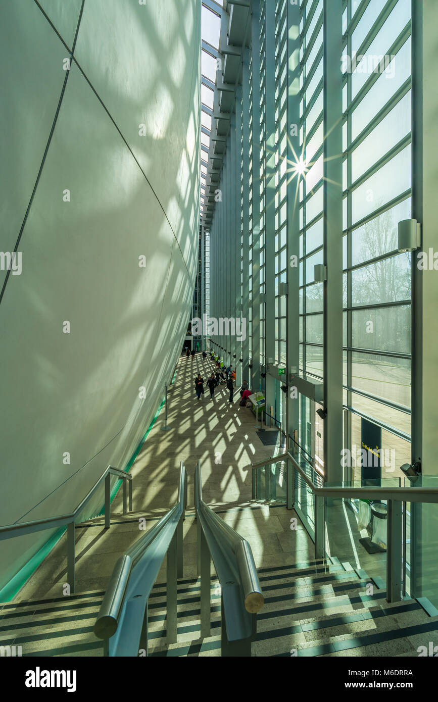 LONDON, 26. Februar 2018: Touristen besuchen Darwin Centre am Natural History Museum. Das Zentrum, entworfen von Skandinavischen Architekten CF Moller, ist das La Stockfoto