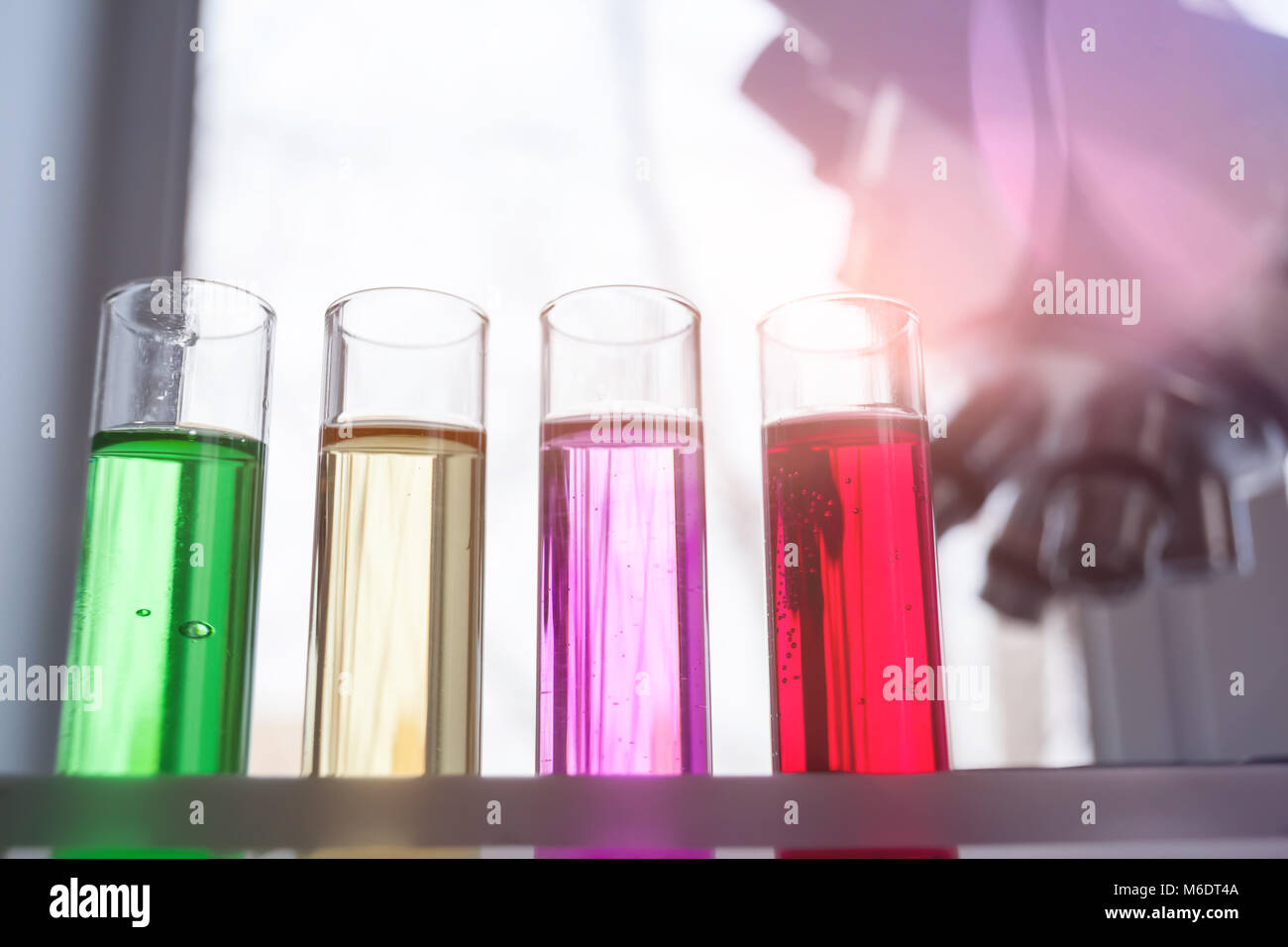 Labor Rohr wird von Wissenschaftlern und Studenten für die Analyse und Untersuchung in chemischen Laboratorien für die Forschung verwendet, Experimente in der Wissenschaft. Stockfoto