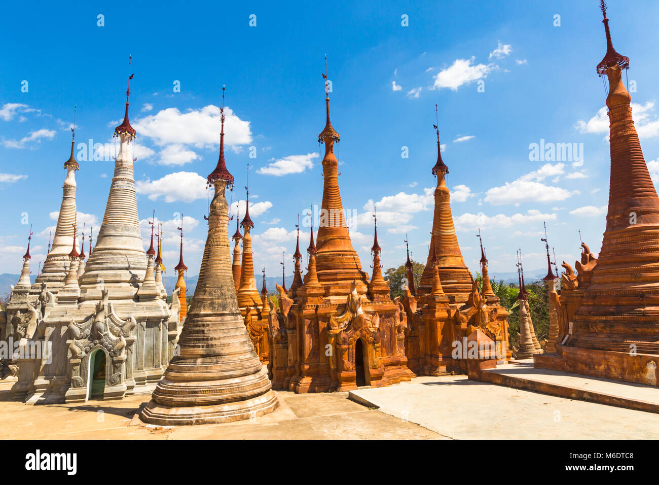 Stupas im Shwe Indein Pagode Complex, Shan State, Inle Lake, Myanmar (Burma), Asien im Februar Stockfoto