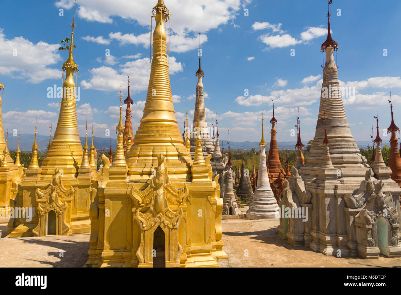 Stupas im Shwe Indein Pagode Complex, Shan State, Inle Lake, Myanmar (Burma), Asien im Februar Stockfoto