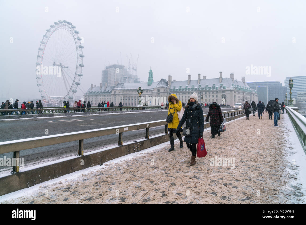 2. März 2018 - England, London. Menschen zu Fuß auf Schnee mit der Westminster Bridge. Stockfoto