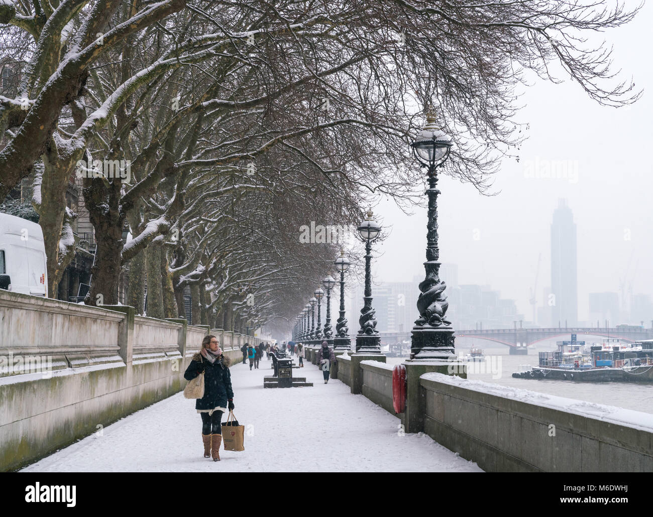 2. März 2018 - England, London. Frauen gehen auf Schnee. Schneefall in der Hauptstadt Straßen und Gebäude am zweiten Tag des Frühlings. Stockfoto