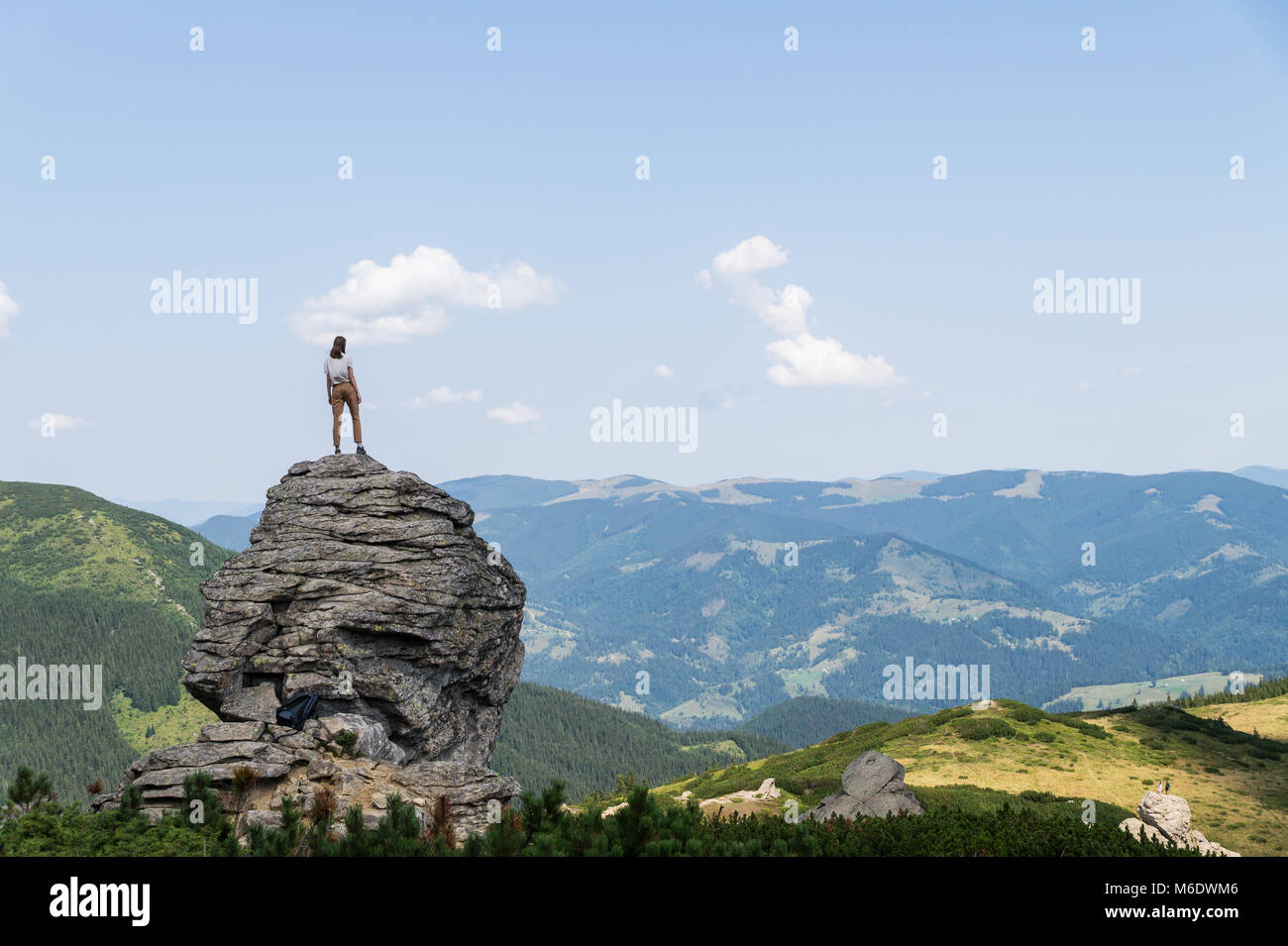 Mädchen Wanderer genießen Ihr trekking Ziel und feiert die steht auf einer hohen Klippe Stockfoto