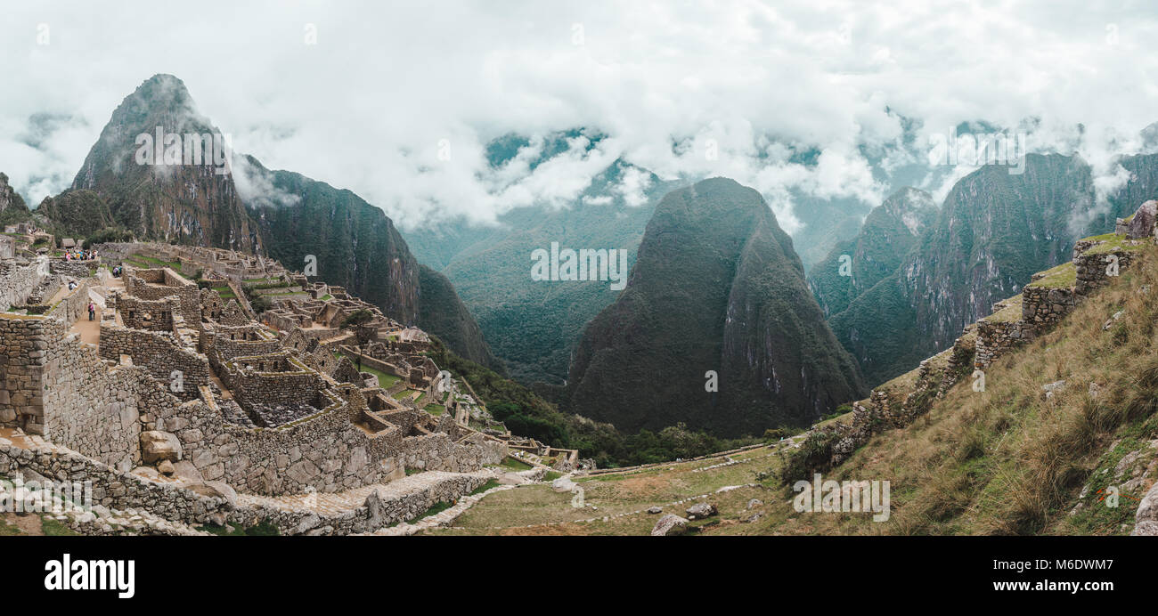 Panorama der alten Inka Ruinen von Machu Picchu und die umliegenden Anden in den frühen Morgenstunden Stockfoto