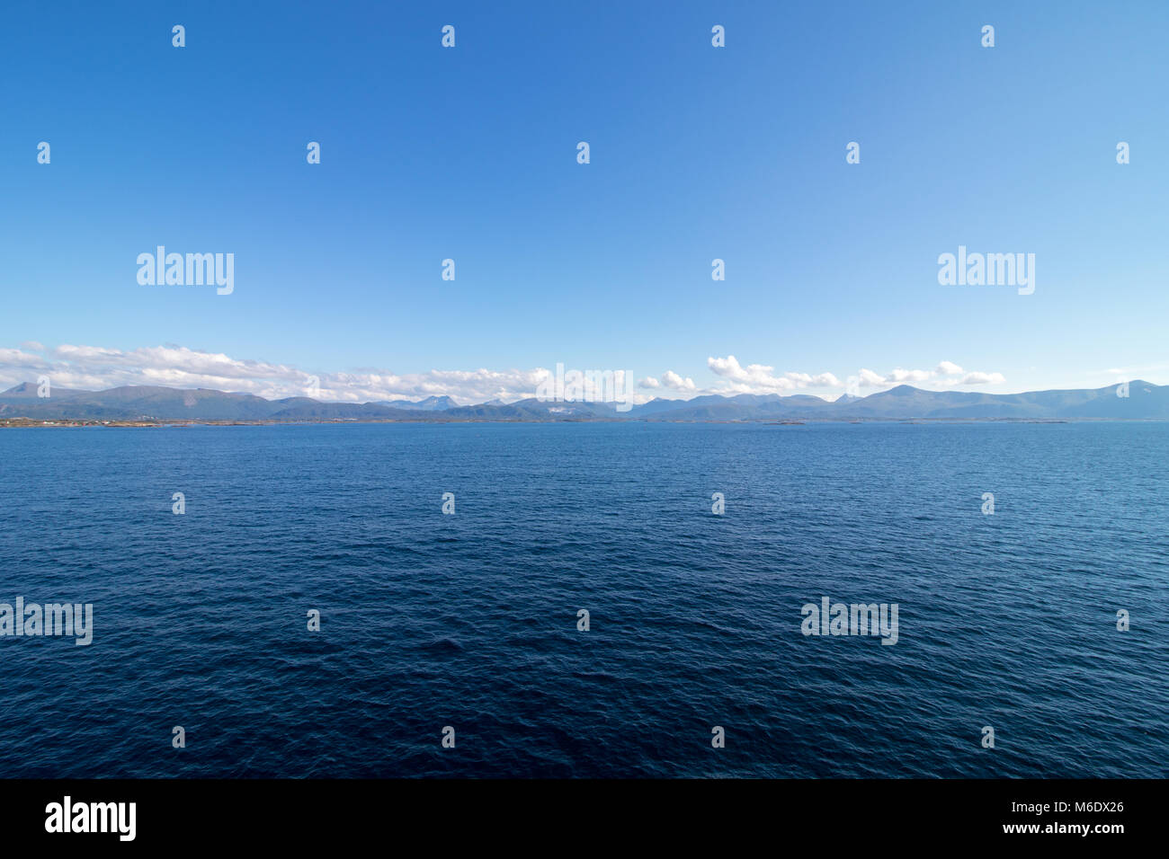 Schöne Küstenlandschaft zwischen Kristiansund und Molde in Mehr og Romsdal County in Norwegen. Stockfoto