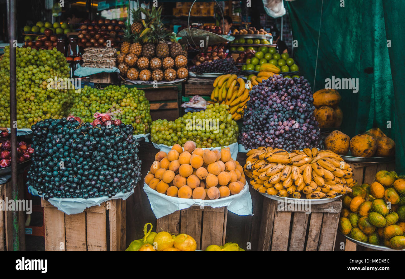 Frische, Bio Obst aufgeschichtet in Schalen in einem verpackten Street Market in Bolivien Abschaltdruck Stockfoto