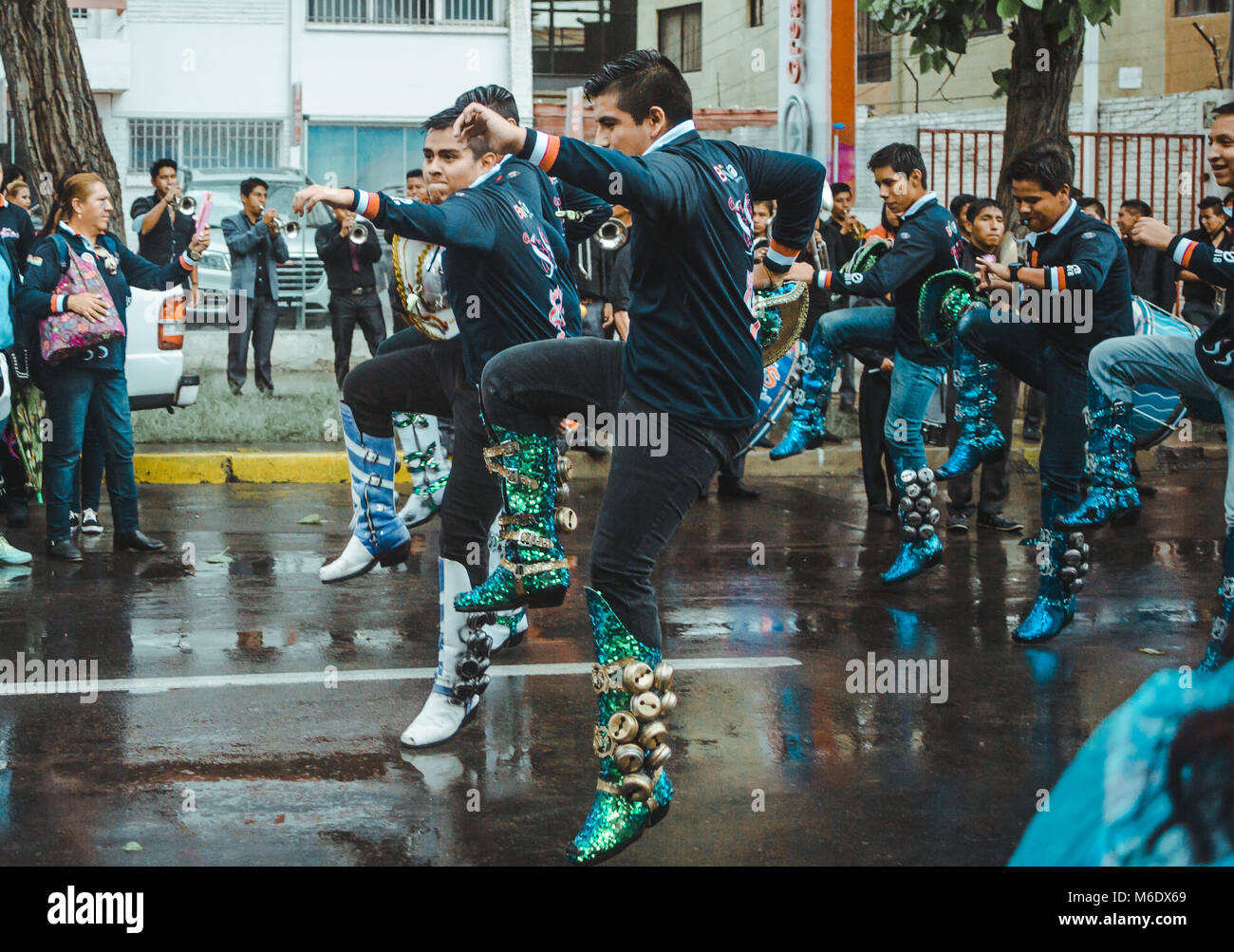 Cochabamba, Bolivien - Februar 2018: Caporales Tanzgruppen Parade der Verregnete Straßen in einer Pre-Karnevalsumzug Stockfoto