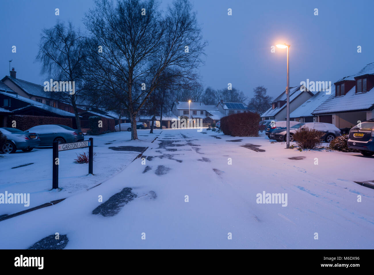 Eine ländliche Straße mit Schnee in der Nacht, Wrington, North Somerset, England. Stockfoto