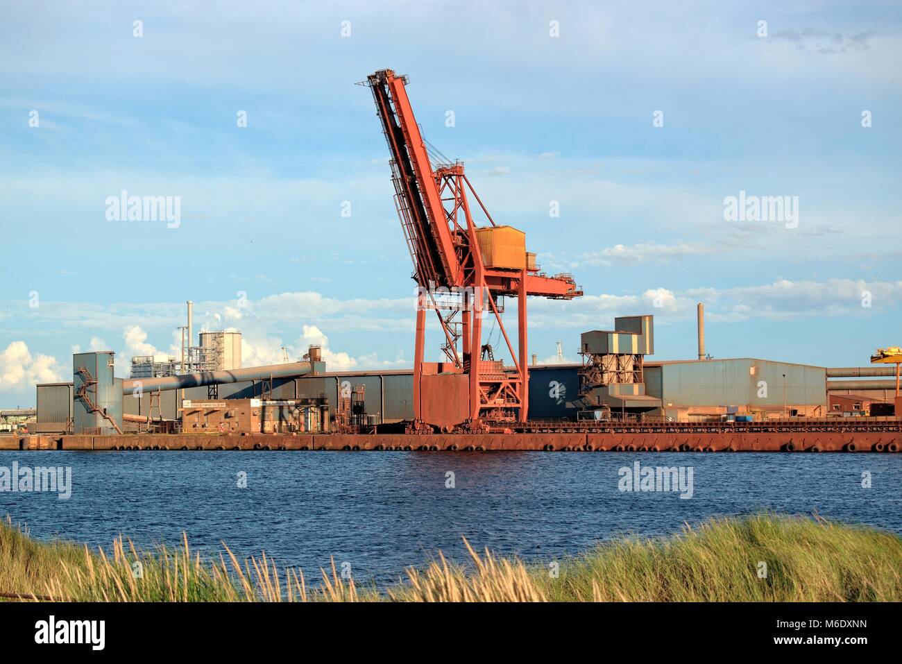 Hafen von Dünkirchen, Mineral Basin (Bassin Minéralier) Frankreich - August 15,2017: Blick auf den Großen Hafen Kran für das Entladen von Kohle und Mineralien. Stockfoto