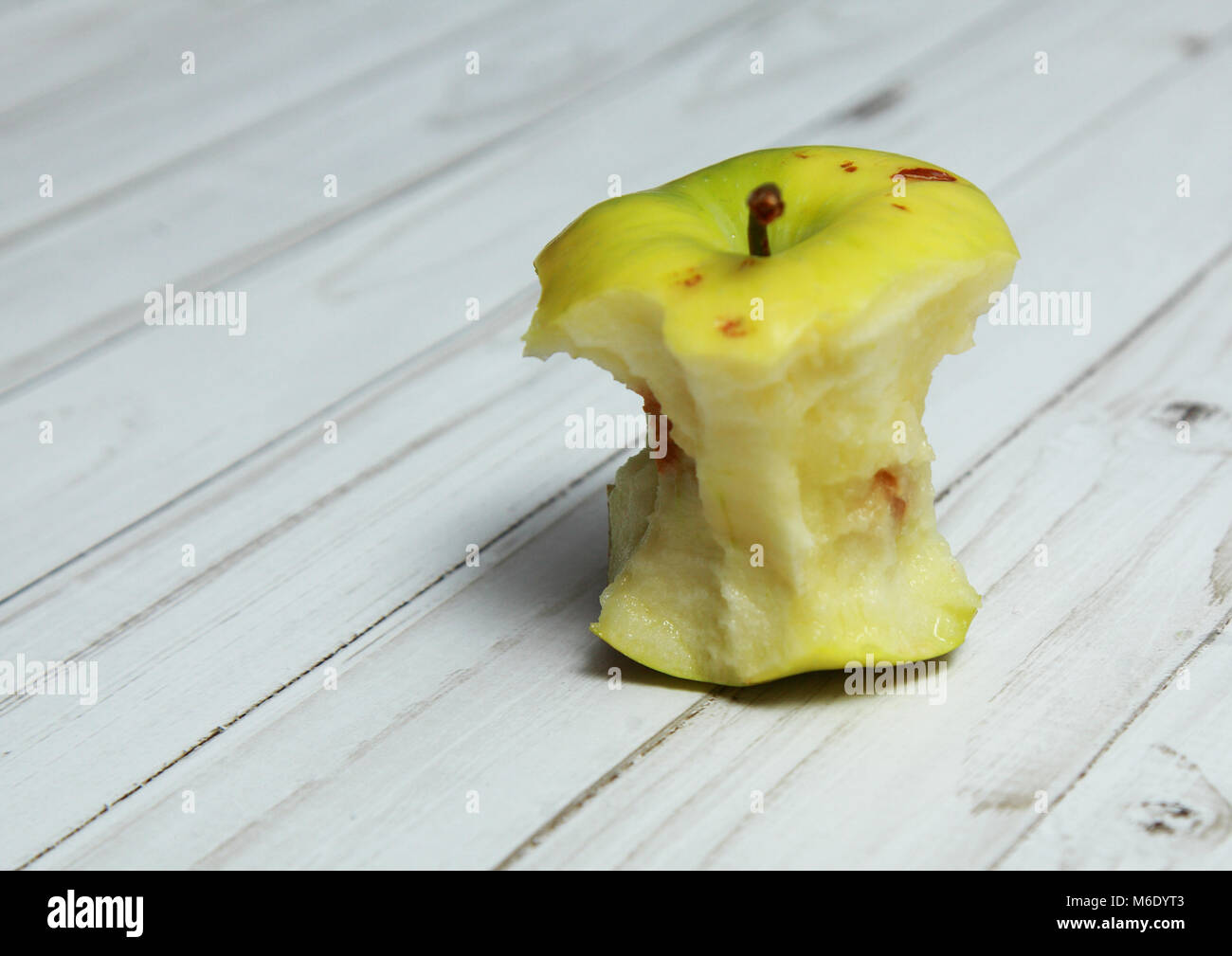 Die Apple stub steht auf einem weißen Tisch. Stockfoto