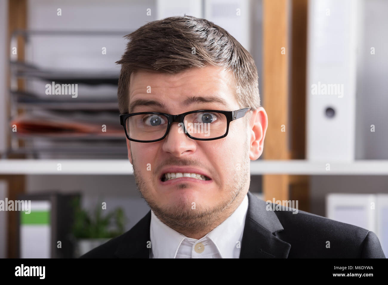 Nahaufnahme einer Gereizte junge Unternehmer Brille tragen Stockfoto